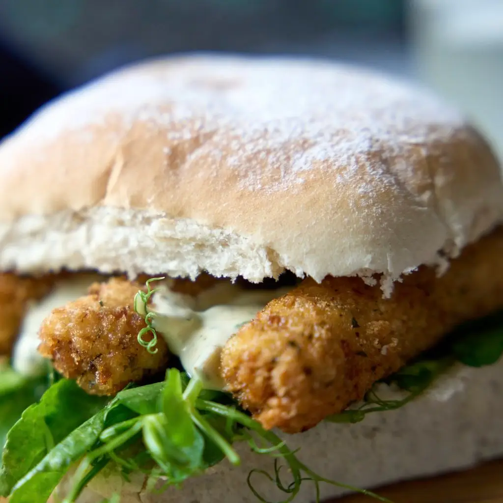 Fish finger sandwich with rocket and tartare sauce